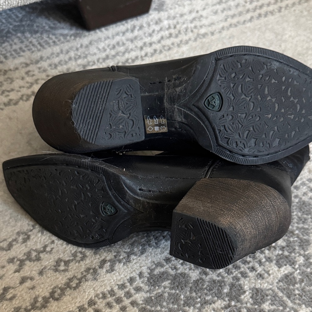 Ariat Women’s 7B Black Leather Ankle Booties - Picture 6 of 7